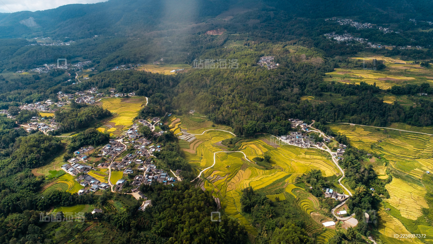 航拍中国云南保山市龙陵县龙江稻田和古村落