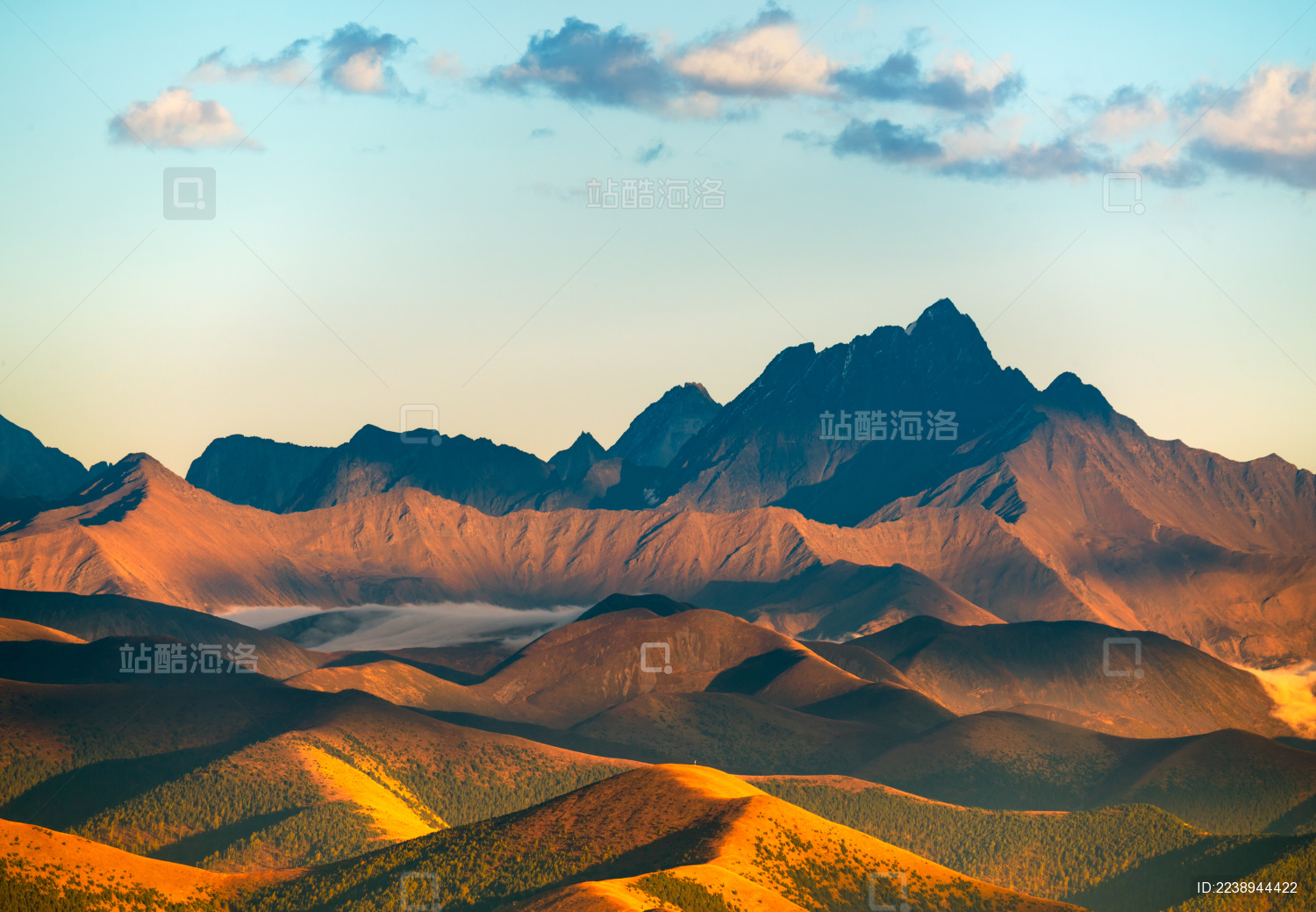 中国四川甘孜川西高原贡嘎山莲花雪山落日风光