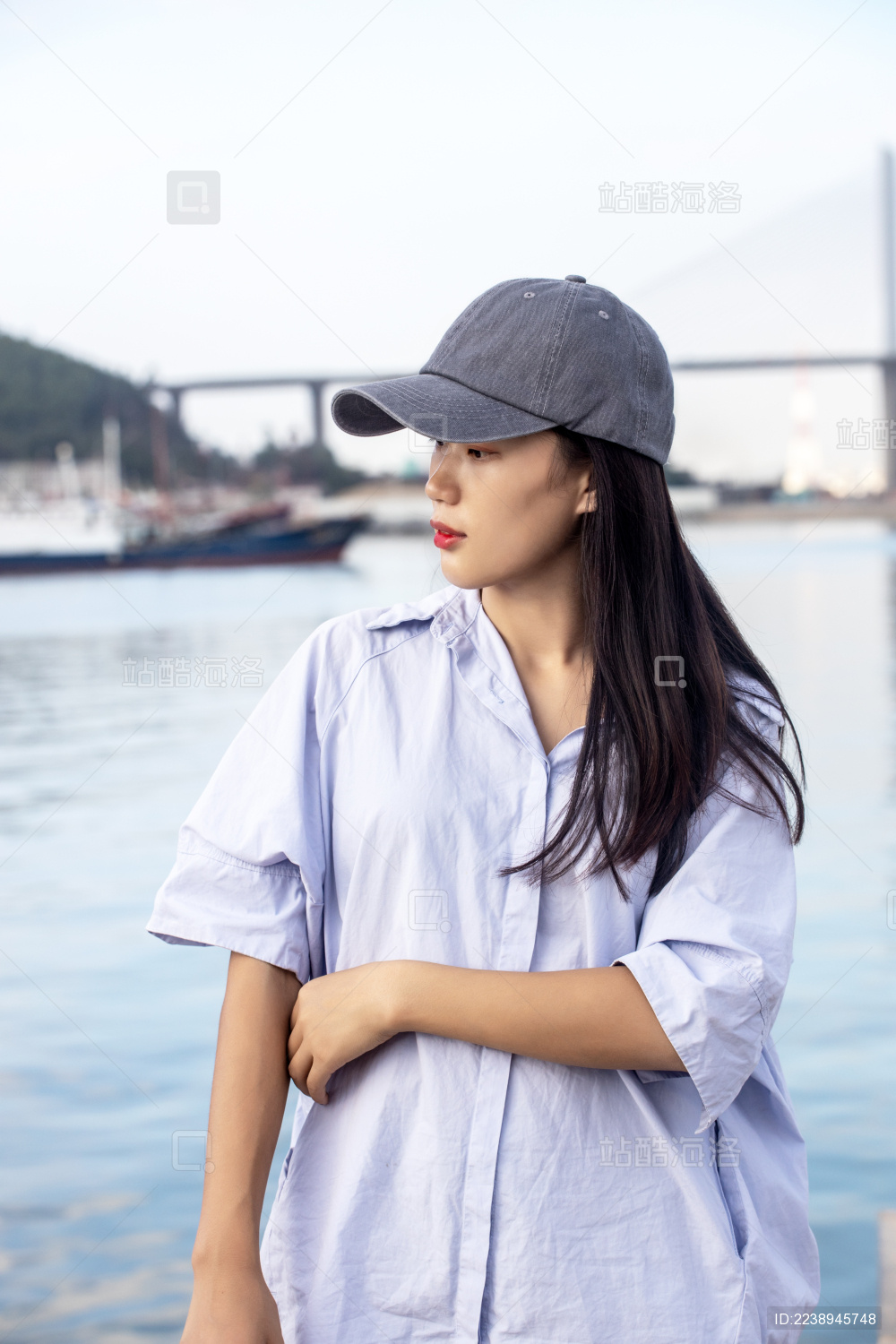 戴帽子的年轻女生