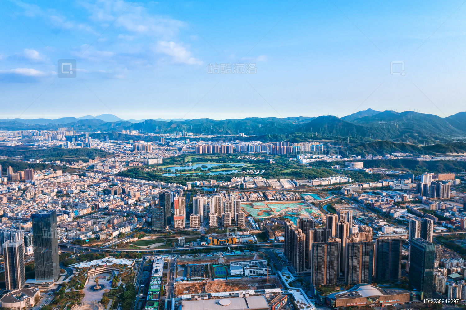 中国广东省深圳市福田区城市建筑群白天风光