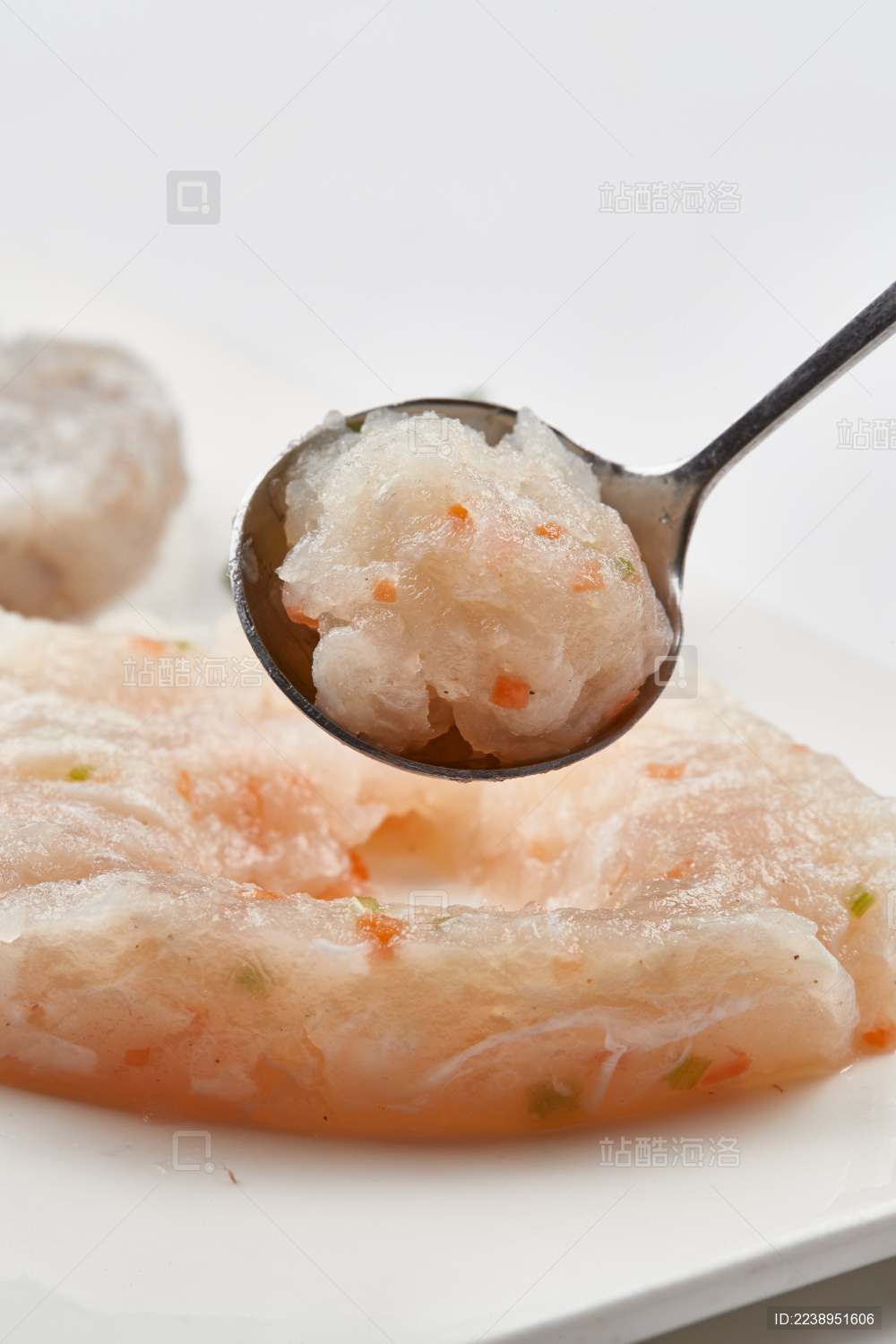 白色瓷盘装的火锅食材鱼滑虾滑