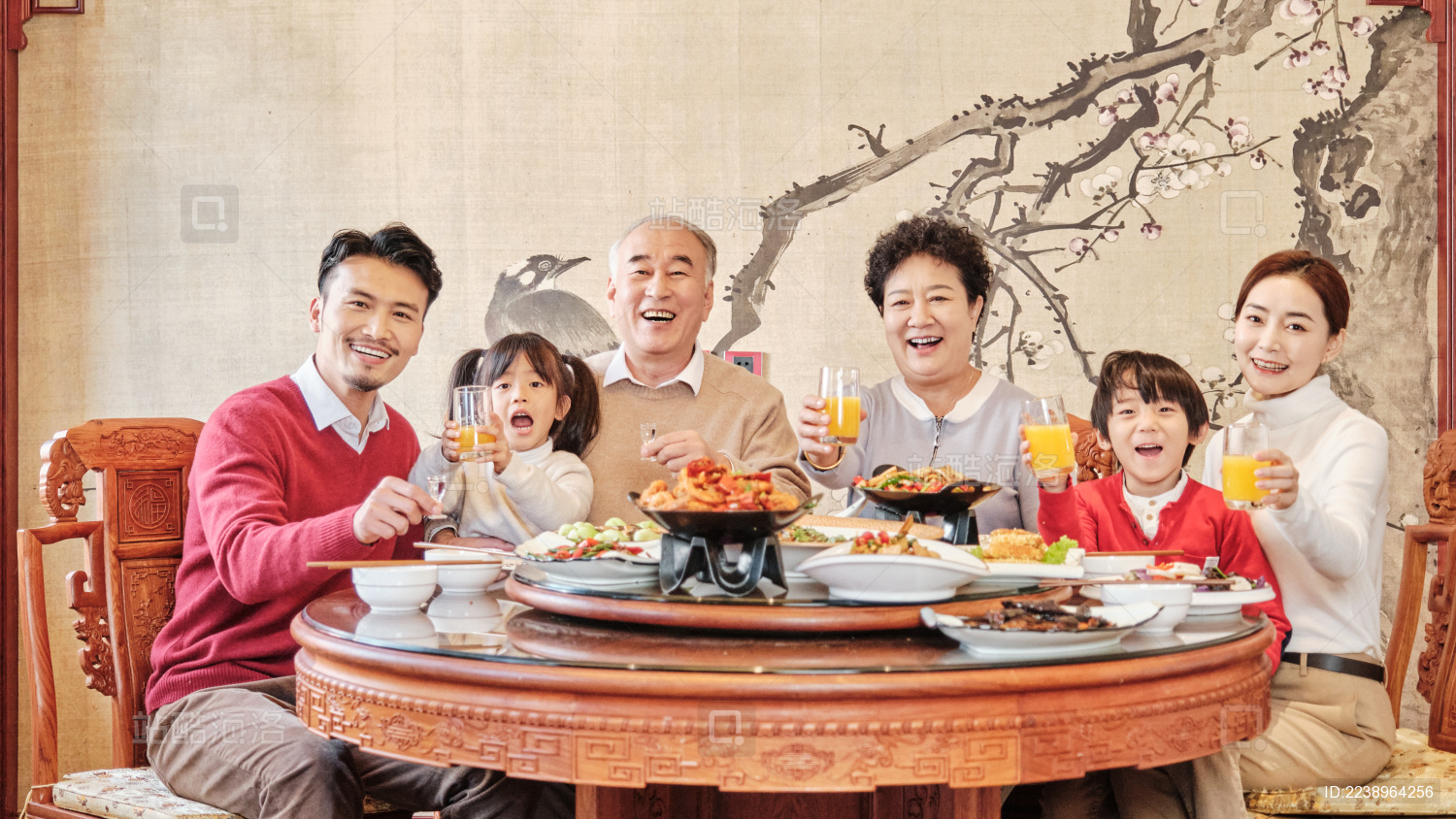 正在吃团圆饭的中国一家人