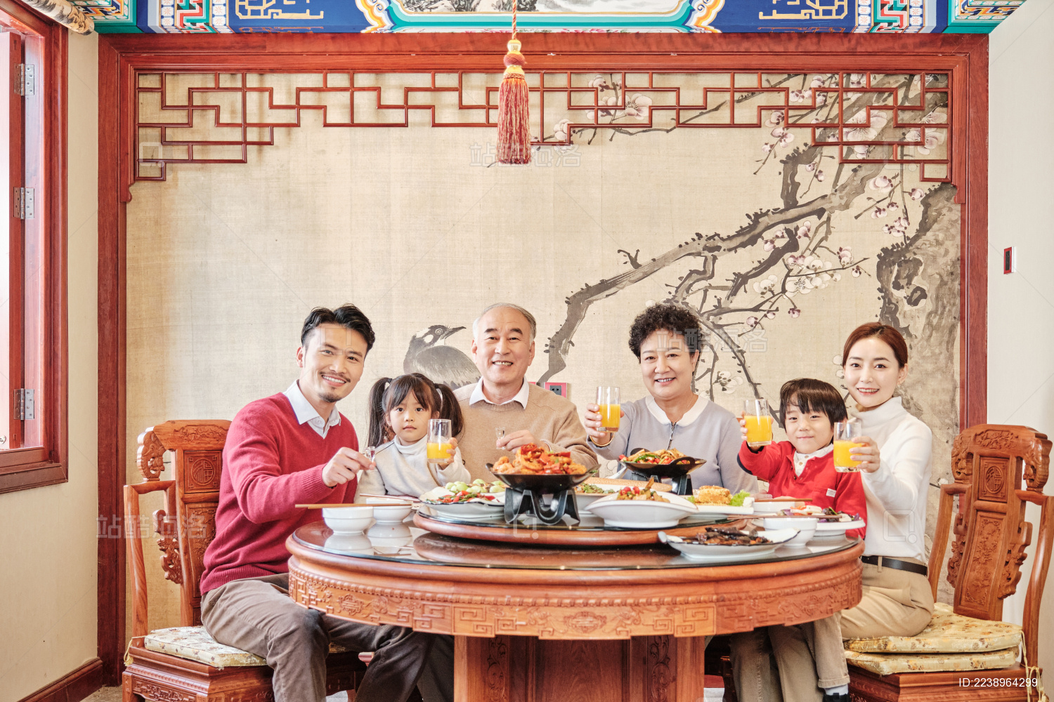 正在吃团圆饭的中国一家人