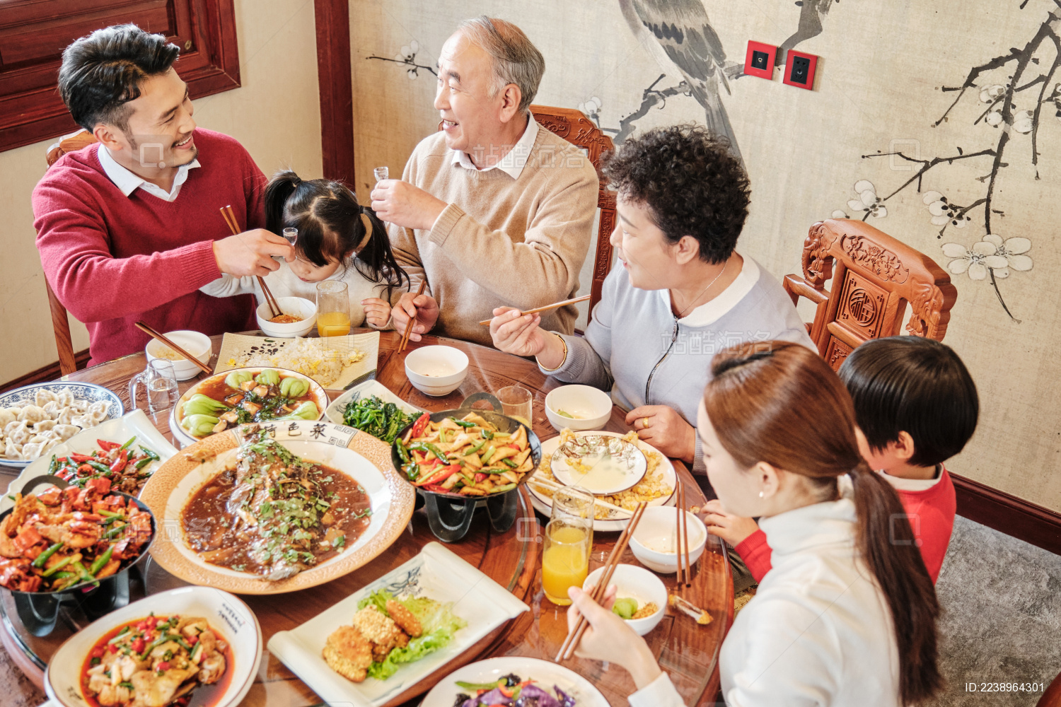 正在吃团圆饭的中国一家人