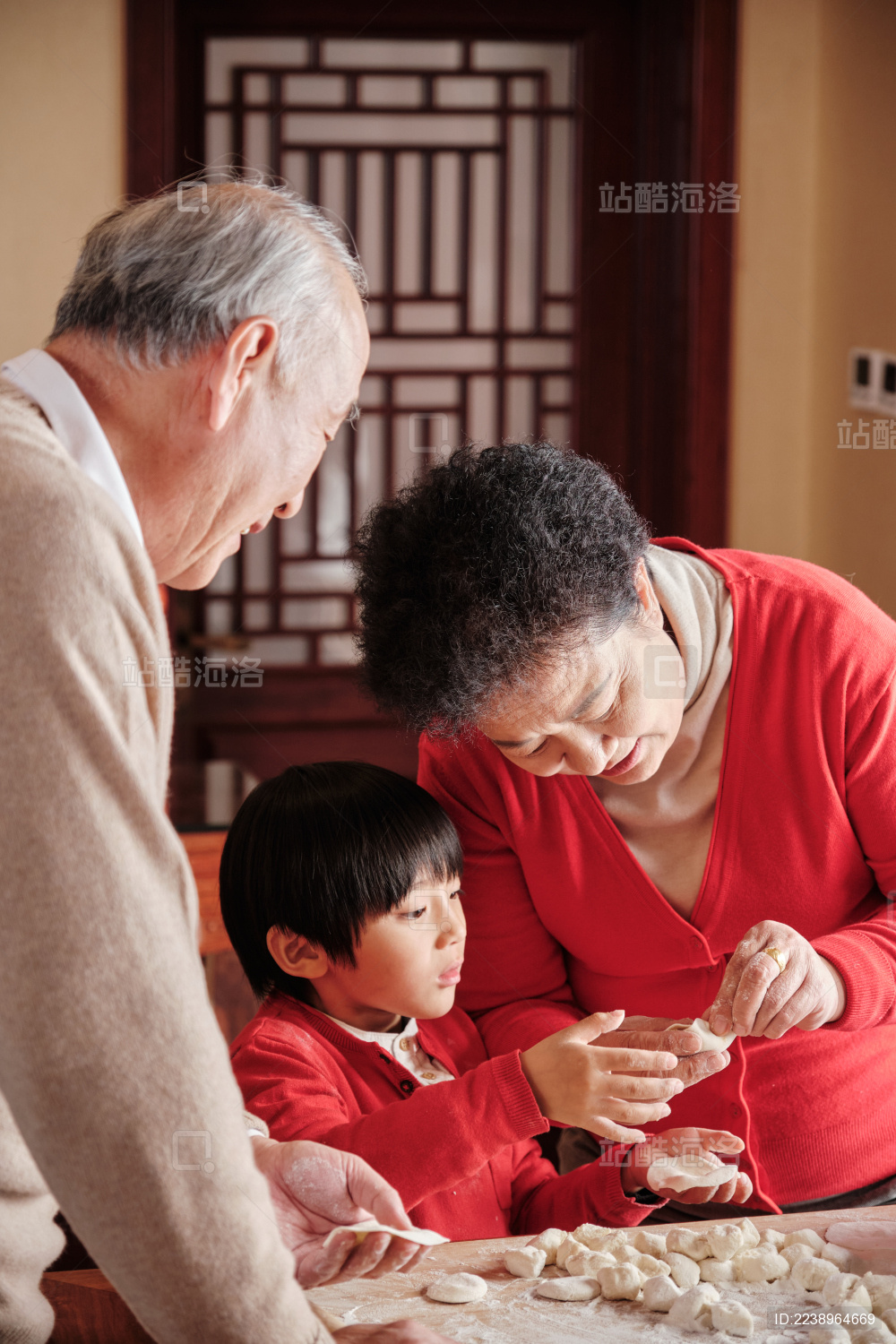 春节东方人像一家人一起包饺子