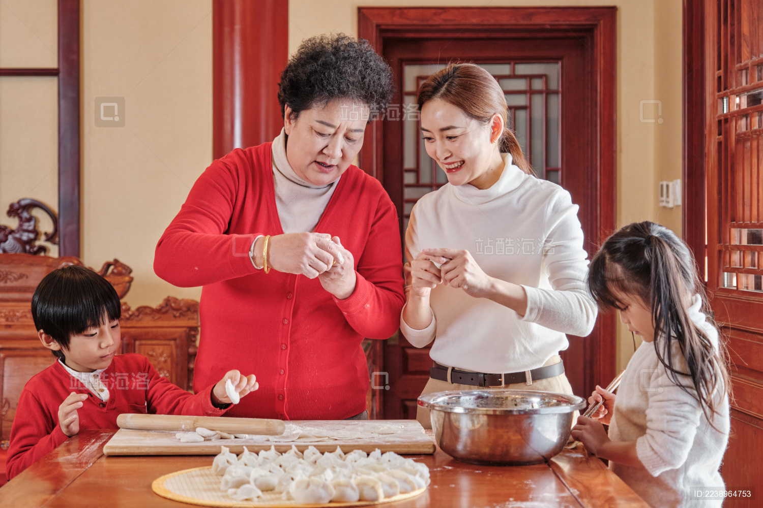 春节东方人像一家人一起包饺子