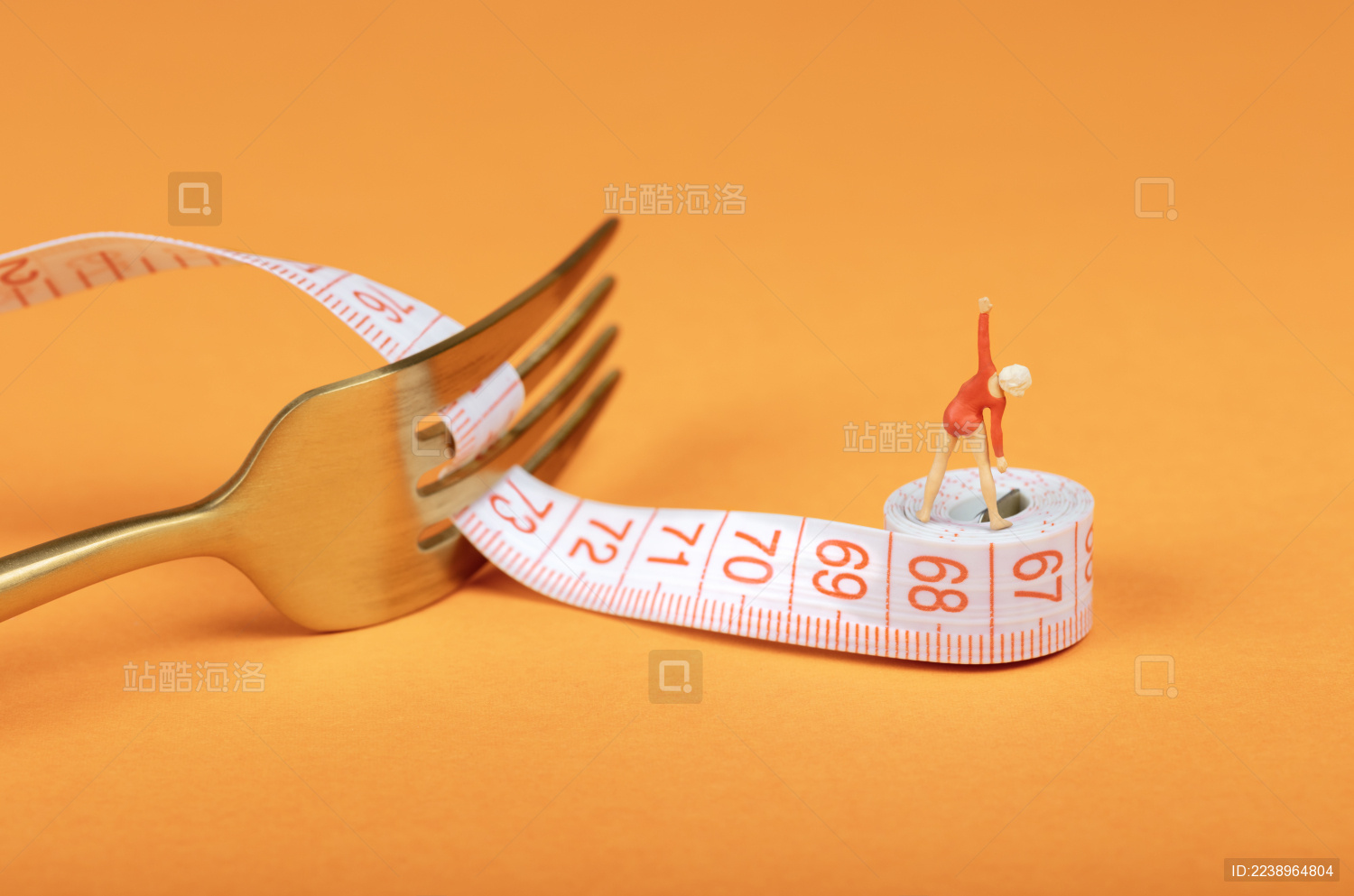 餐叉卷尺上健身的可爱女性伸展运动瘦身