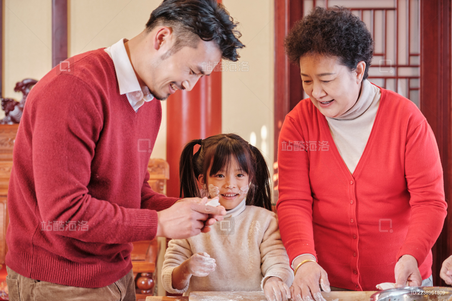 春节东方人像一家人一起包饺子