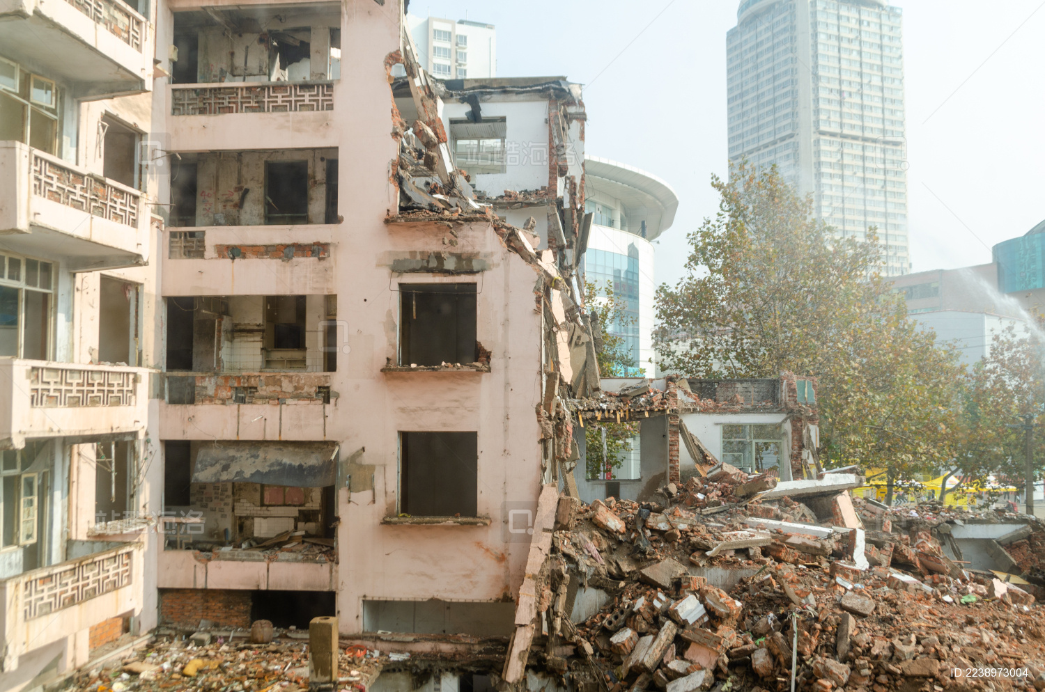 拆迁中的四方老城区旧楼废墟