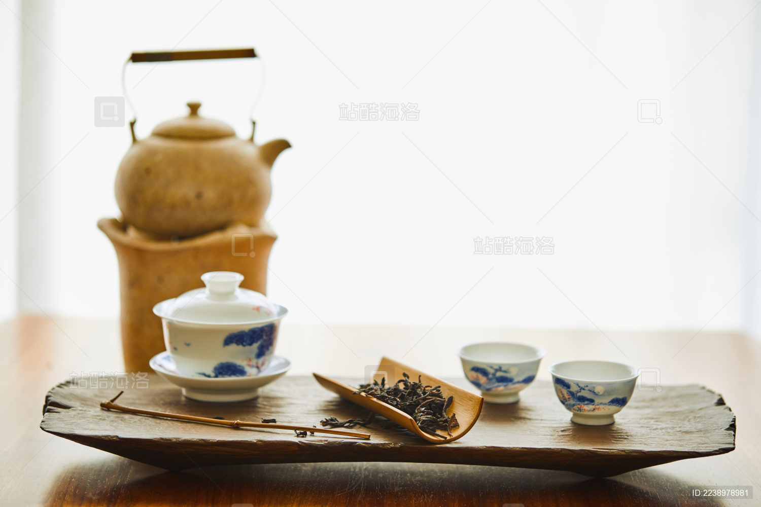 木纹桌面上的茶壶与茶具