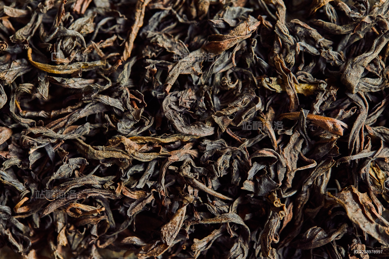 木纹桌面上的红茶茶叶