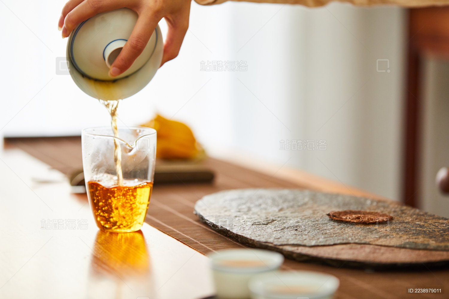 木纹茶桌上盖碗倒茶的一瞬间
