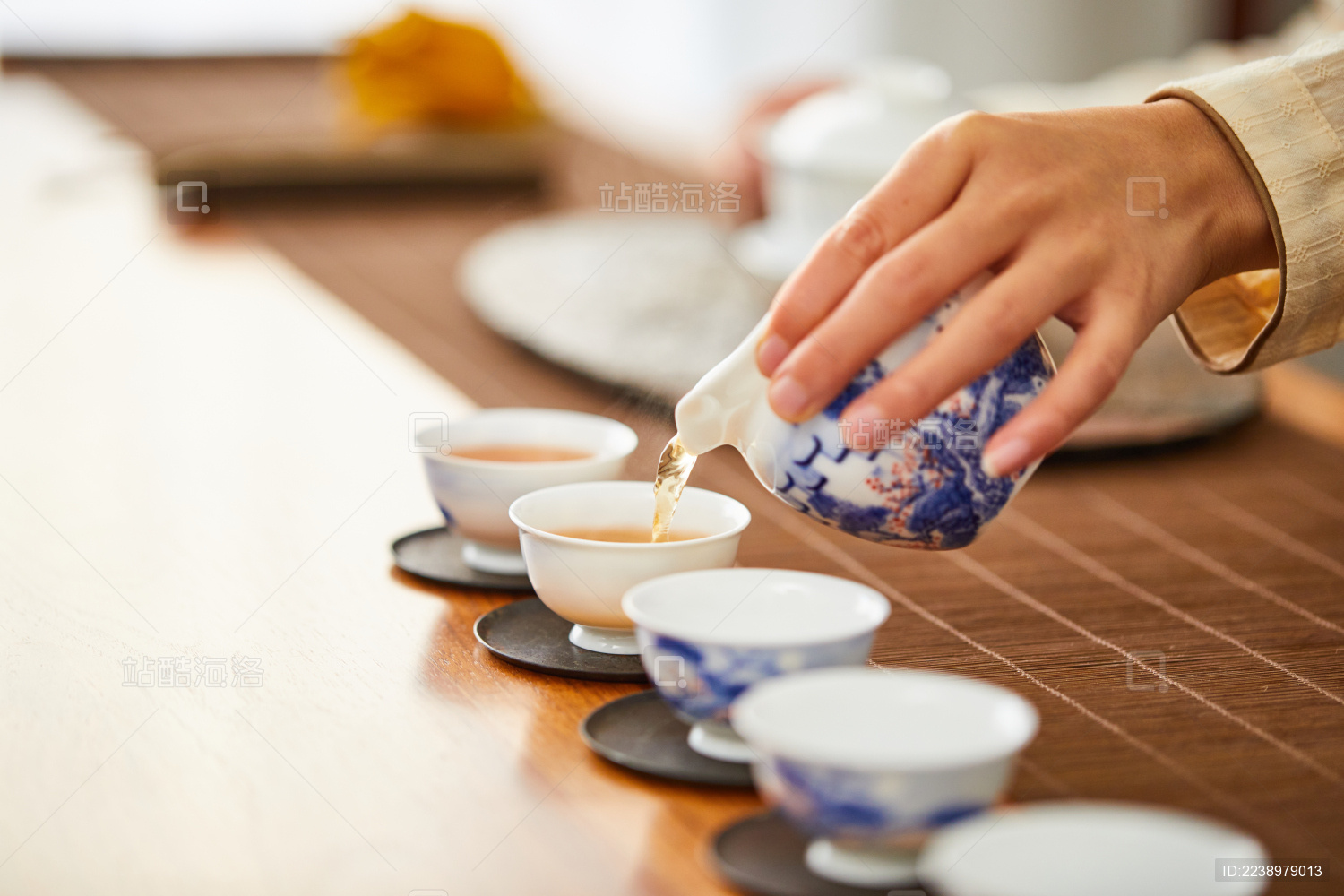 木纹茶桌上倒茶的一瞬间