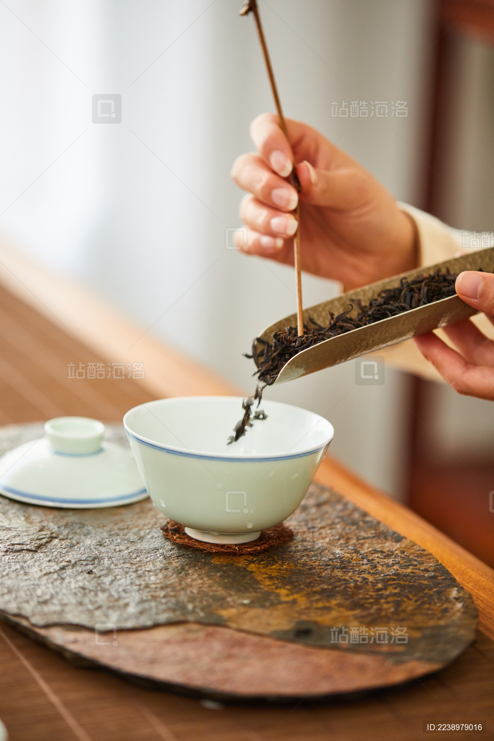 石质茶台上的茶艺展示