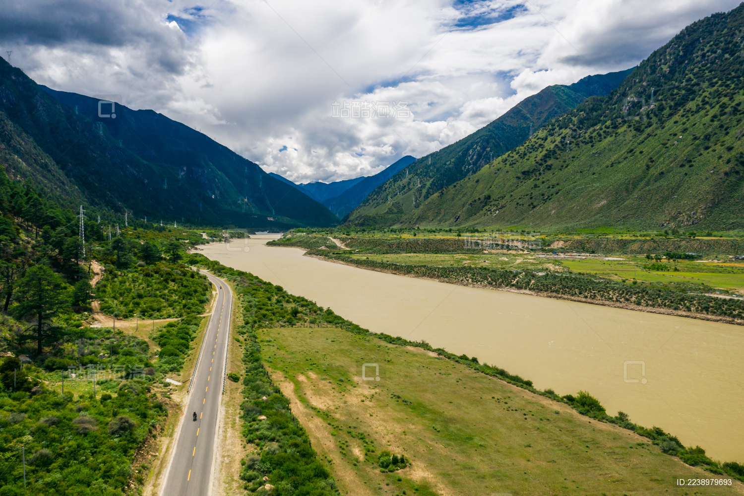 中国西藏山南市雅鲁藏布江峡谷自然风光
