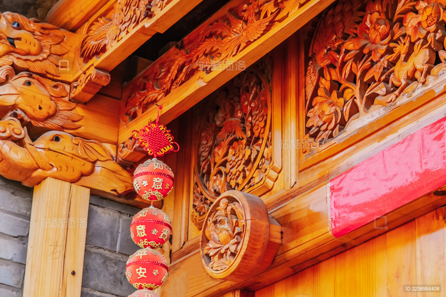 中国云南省大理州巍山县彝族民宅斗拱木雕装