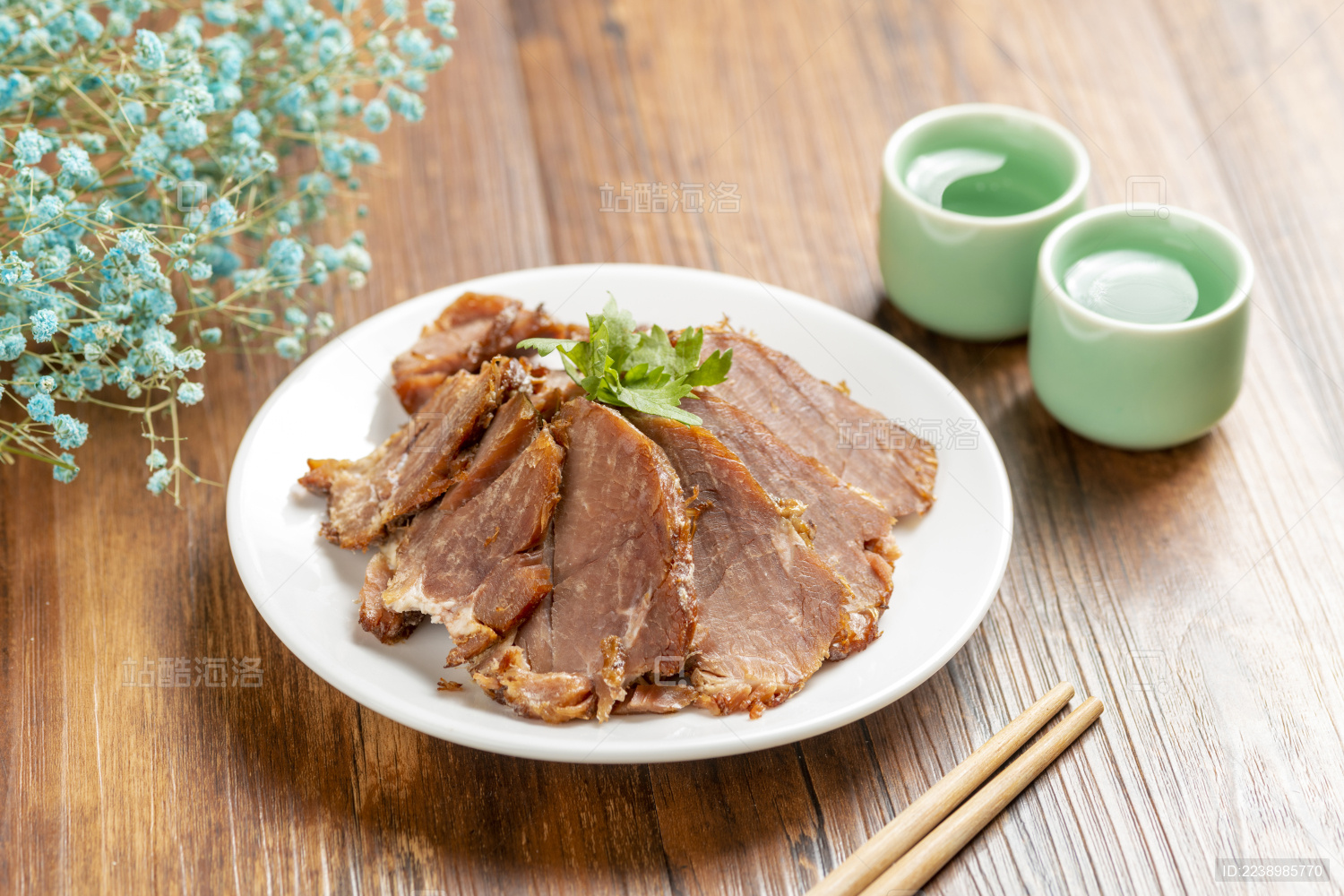 一盘酱肉酱羊肉摆放在木桌面上