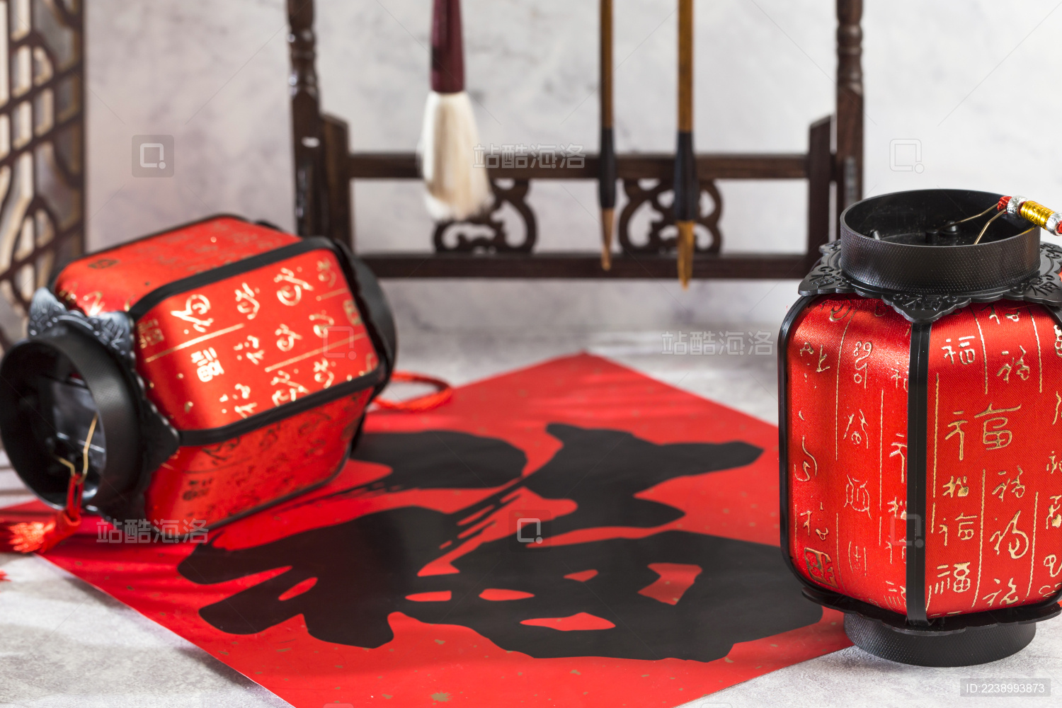 桌子上的对联、灯笼和笔墨