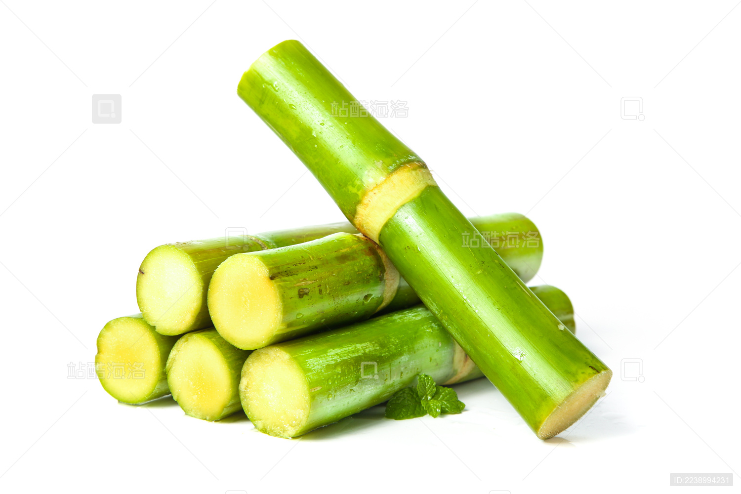 白底上放着一堆新鲜青皮果蔗
