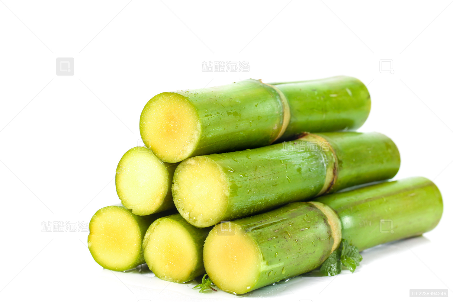 白底上放着一堆新鲜青皮果蔗