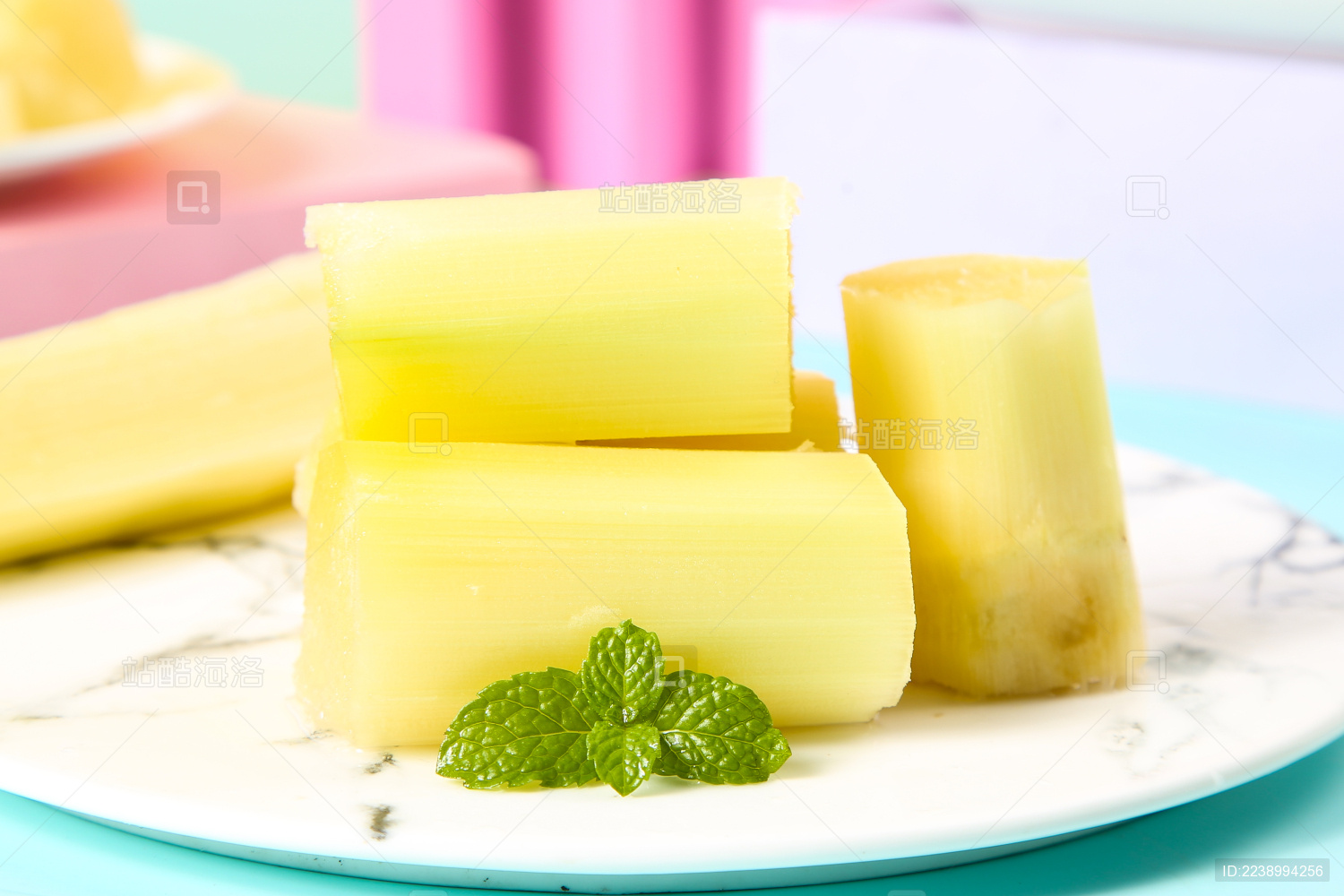 白石盘上放着一堆切块陶山果蔗