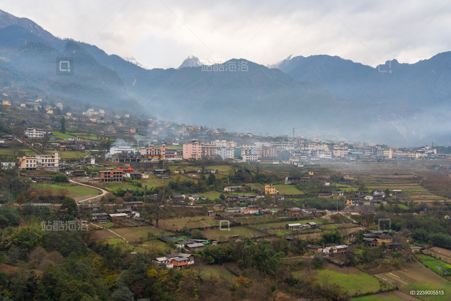 云南省怒江州丙中洛早晨云雾风光