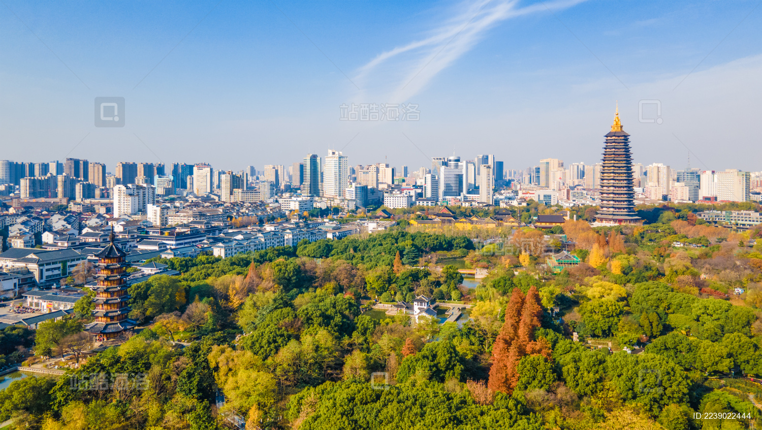 航拍江苏省常州红梅公园与天宁寺秋景