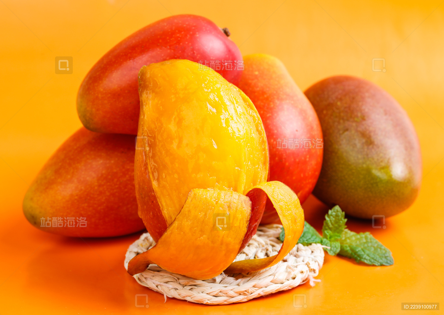 彩底上放着一堆金龙果和一个撕开皮彩芒
