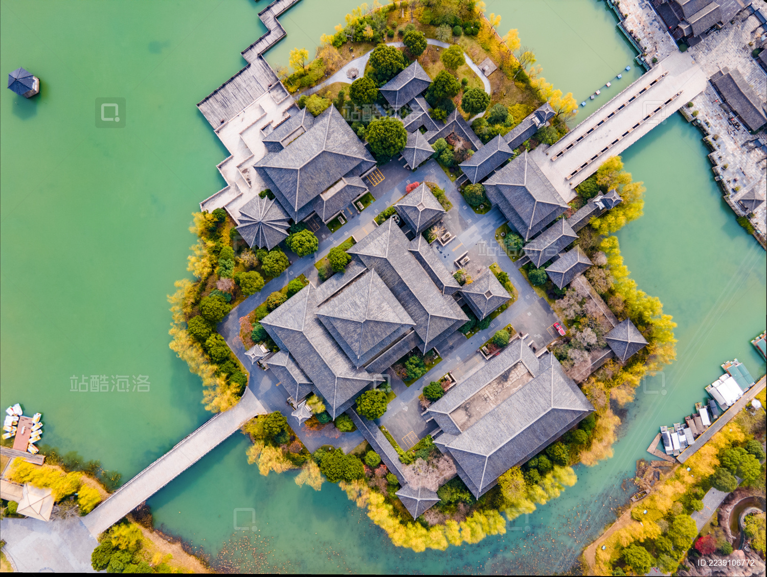 航拍中国江苏省常州淹城春秋乐园与淹城城郭