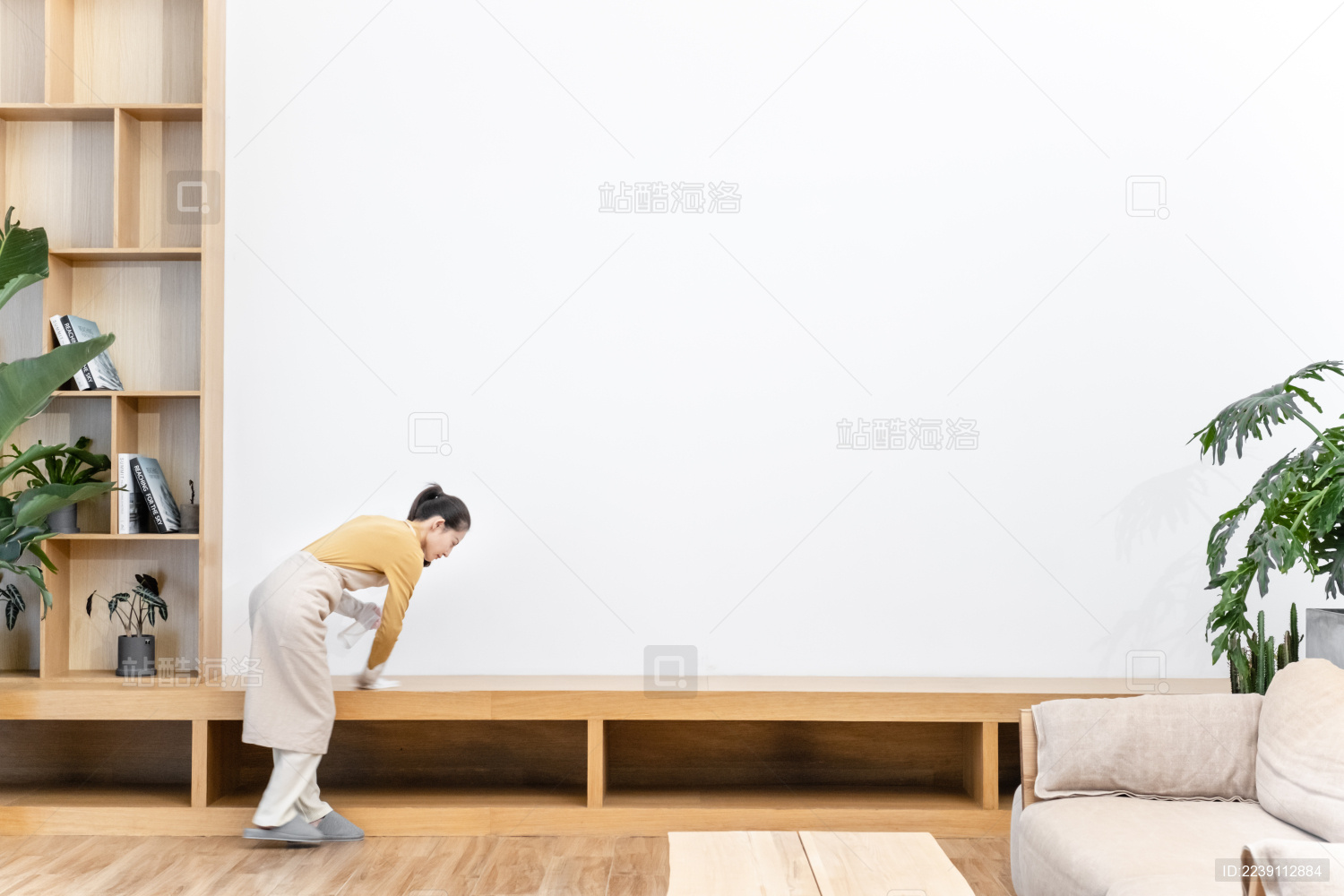 年轻女性打扫房间场景