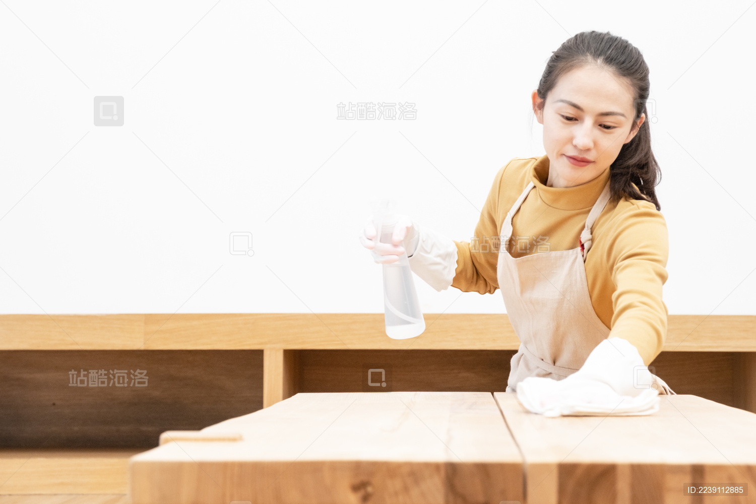 年轻女性打扫房间场景