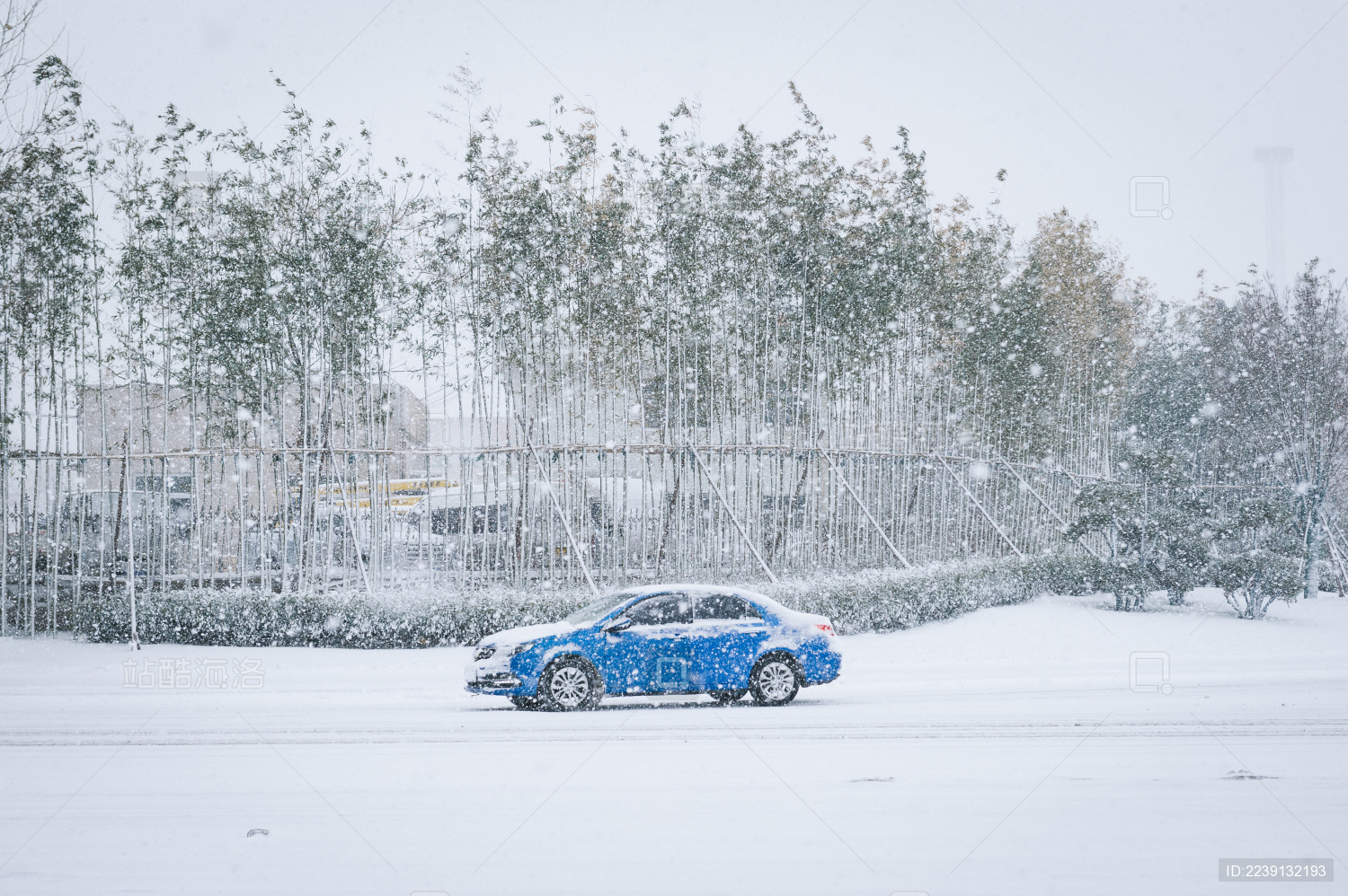 在暴雪里奔驰蓝色汽车