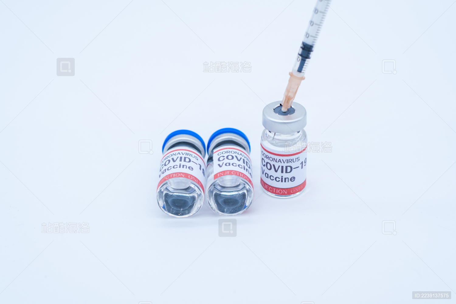 一支医疗注射器和三瓶疫苗