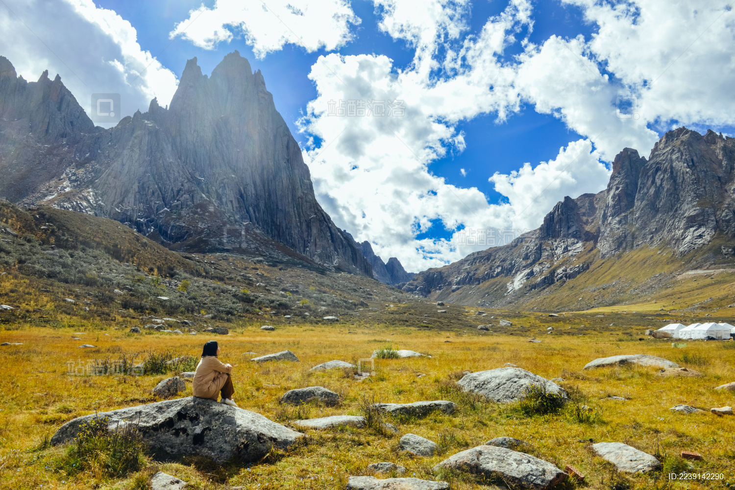 年轻女性在川北地区莲宝叶则景区享受秋景