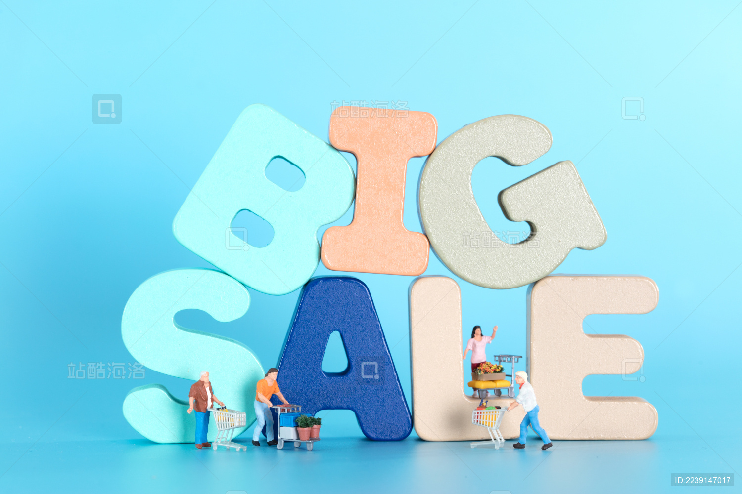 英文BIGSALE和各种购物的顾客