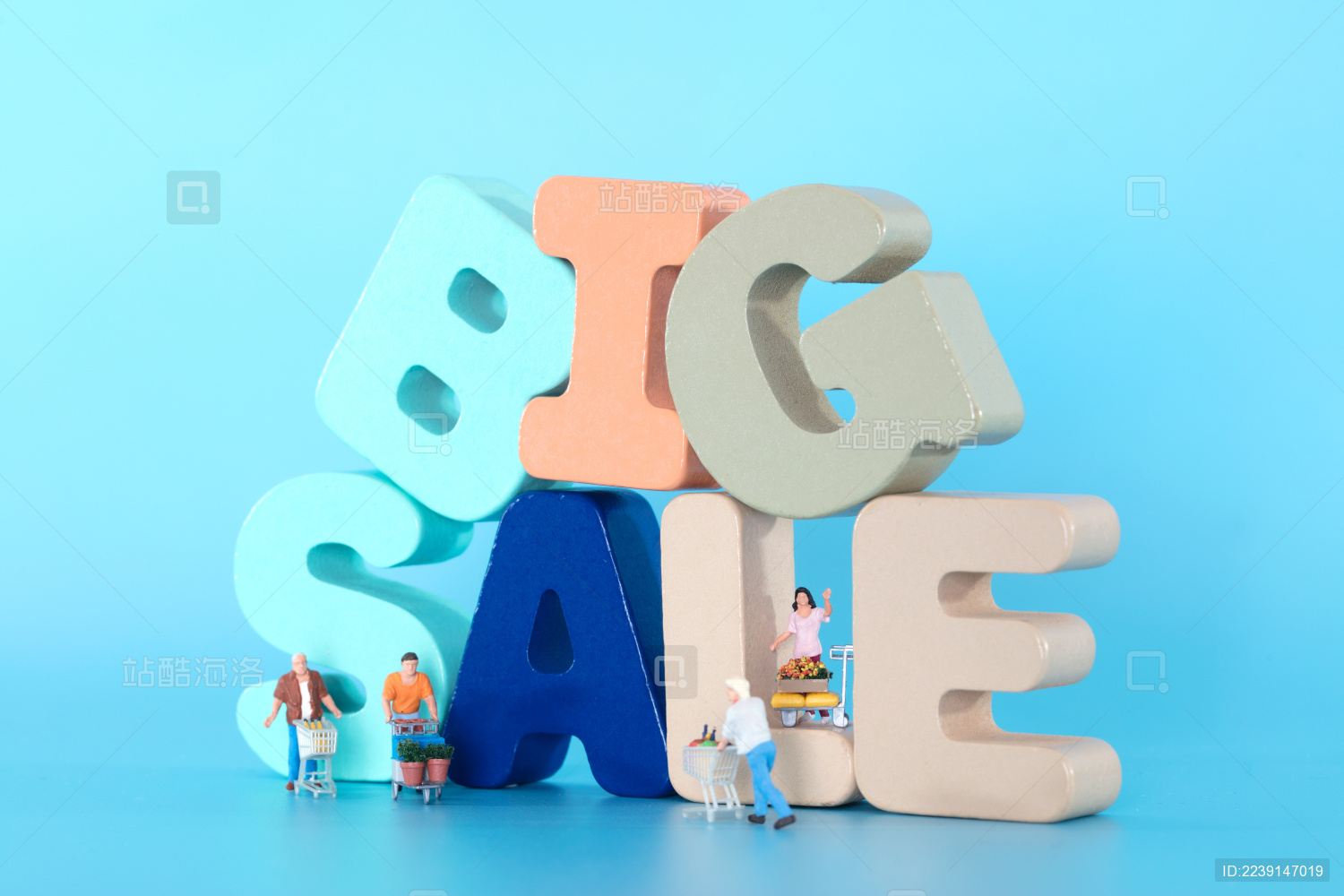 英文BIGSALE和各种购物的顾客