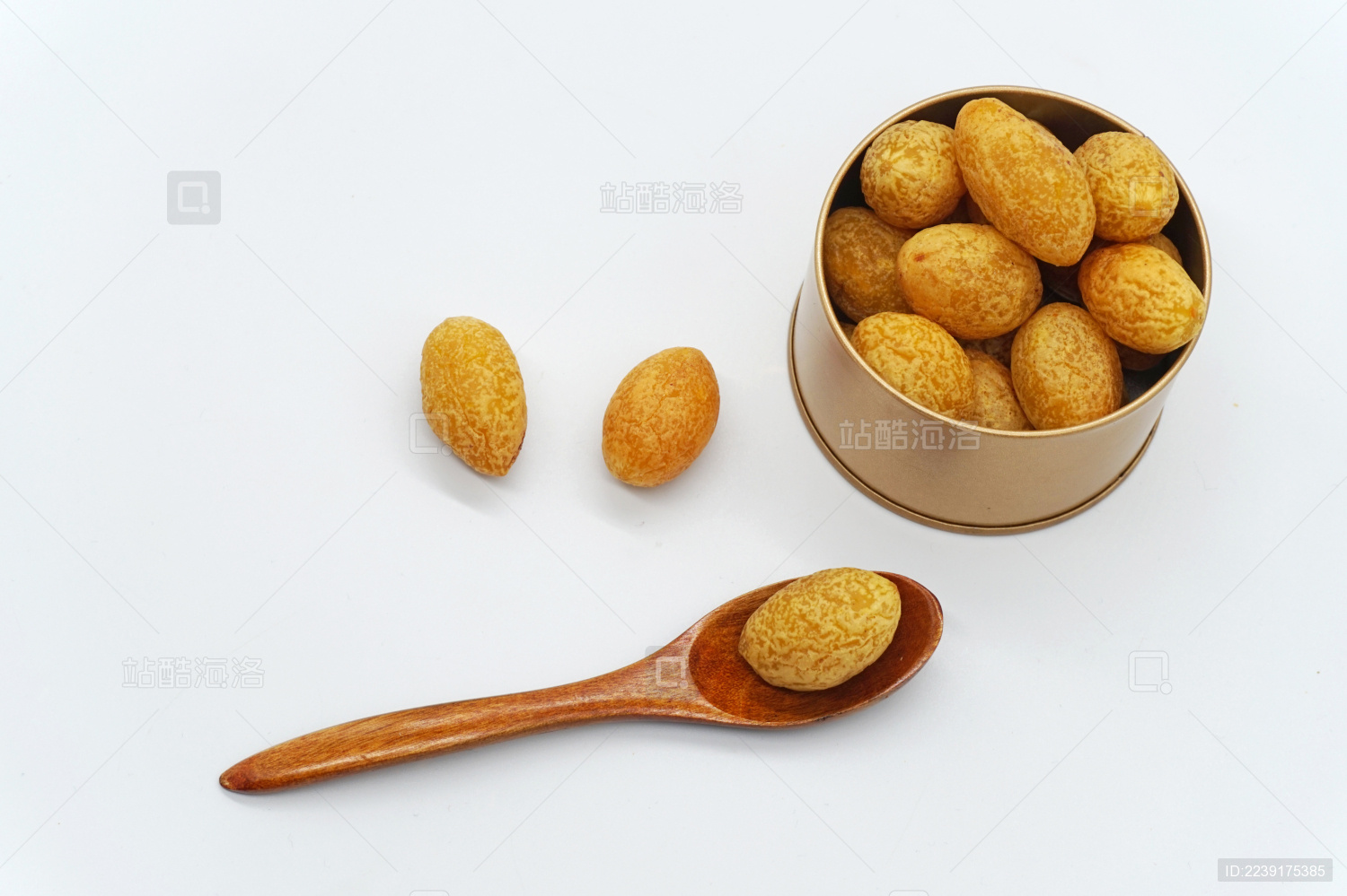 白色背景中九制橄榄蜜饯特写