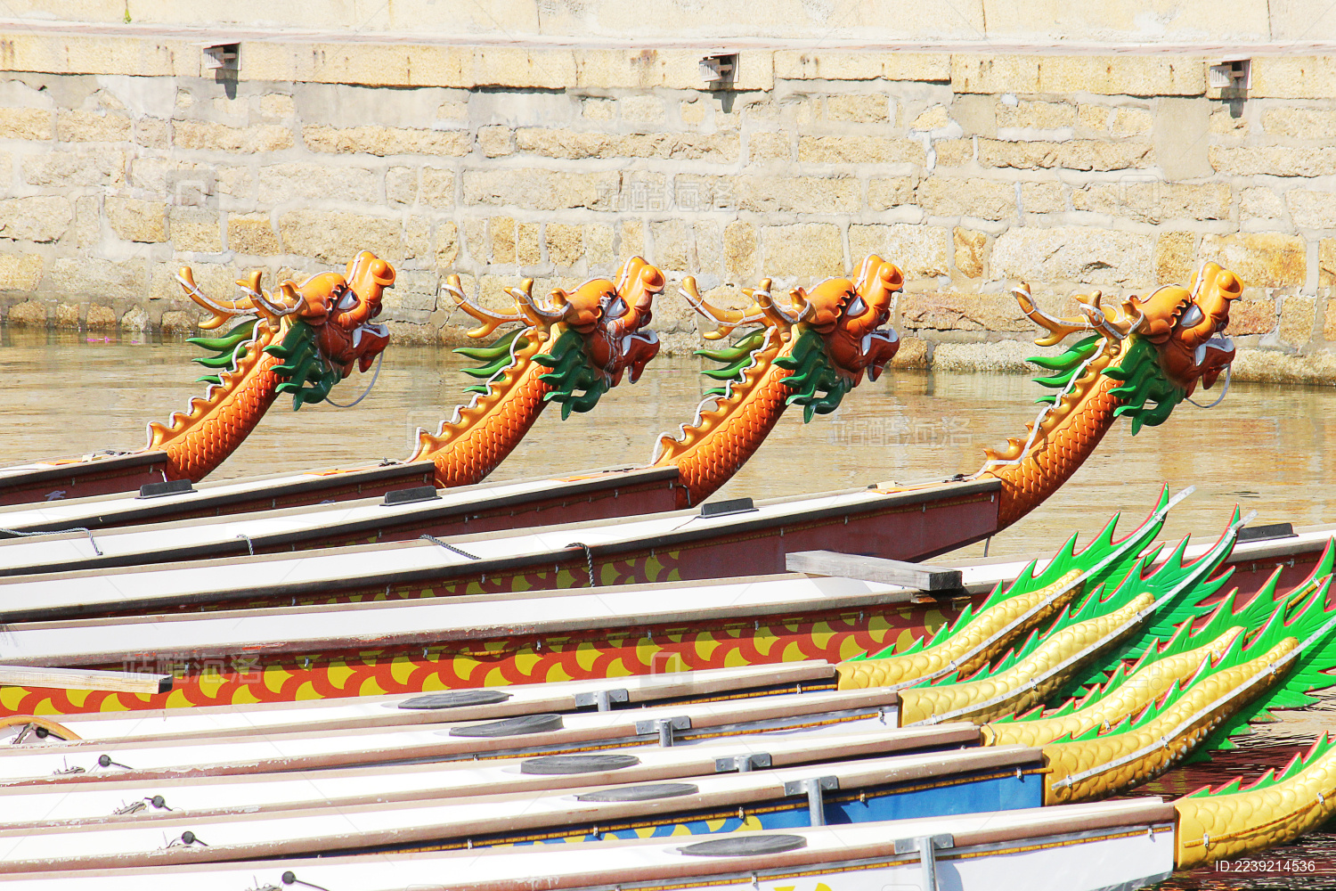 水池里边的一排龙舟