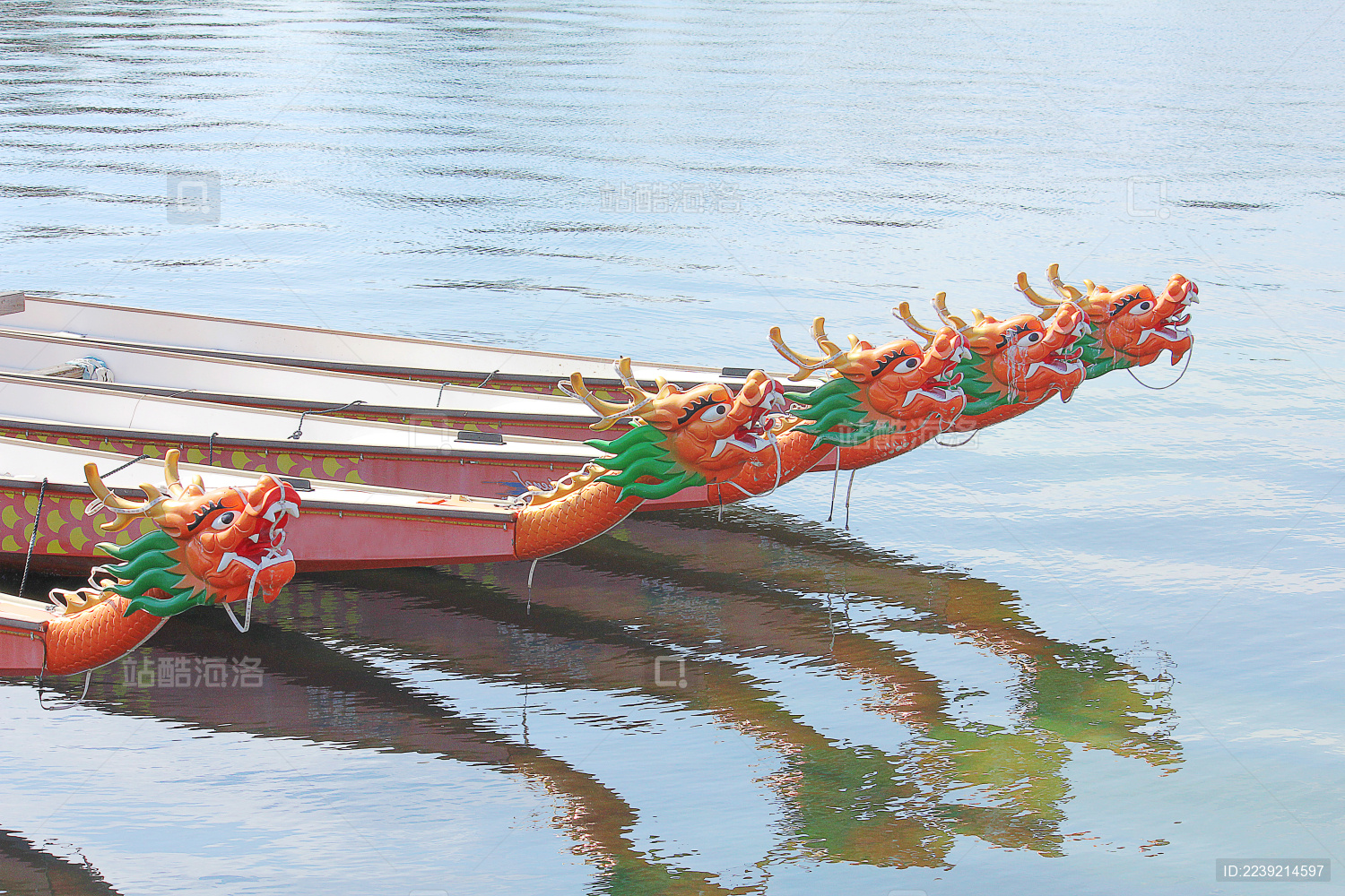 水池里边的一排龙舟