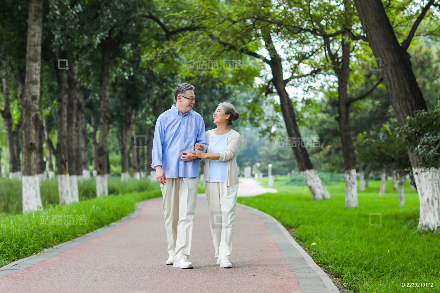 Elderly Couple Walking Outdoors In The Morning Picture And HD Photos | Free Download On Lovepik