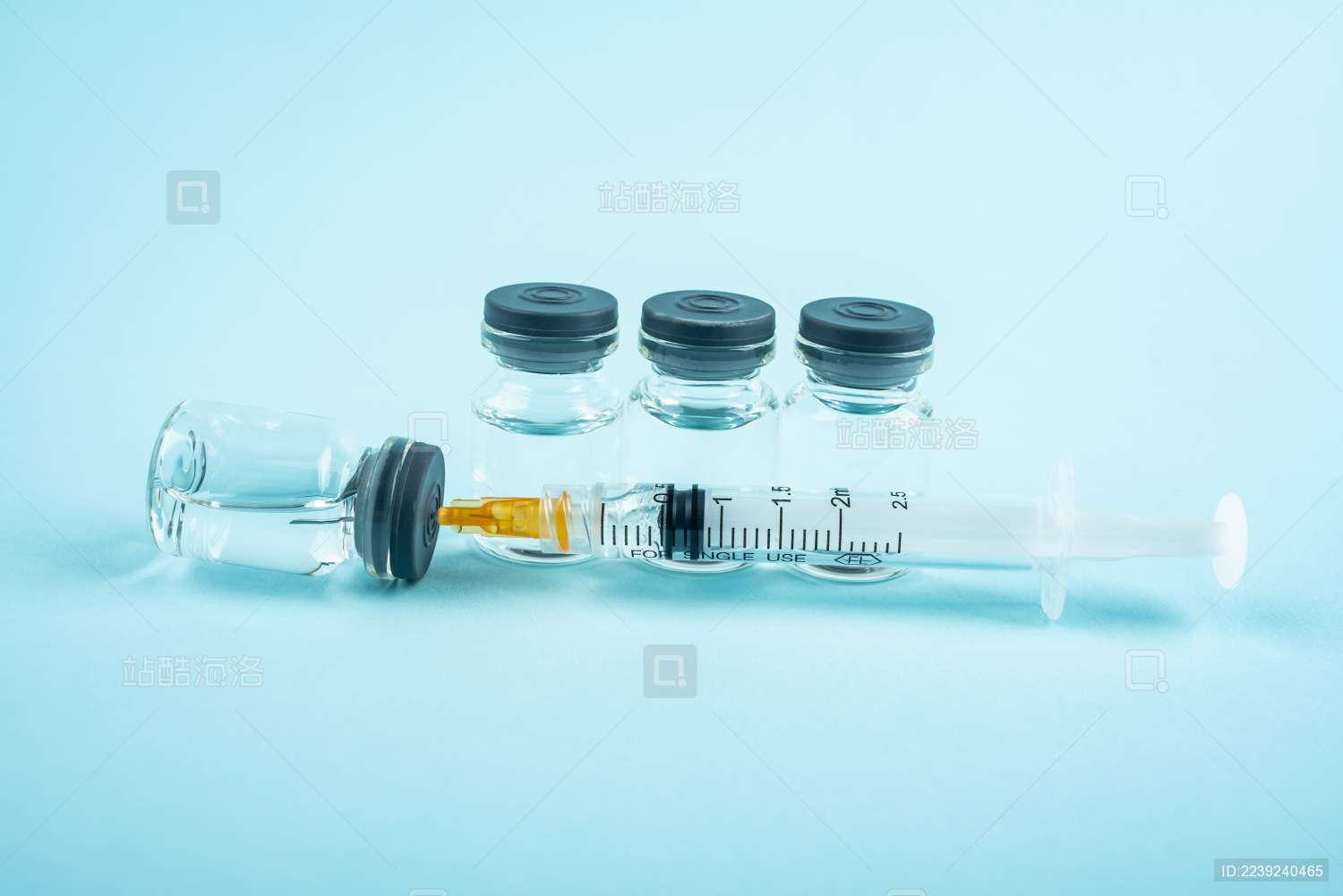 蓝色背景上的疫苗和注射器