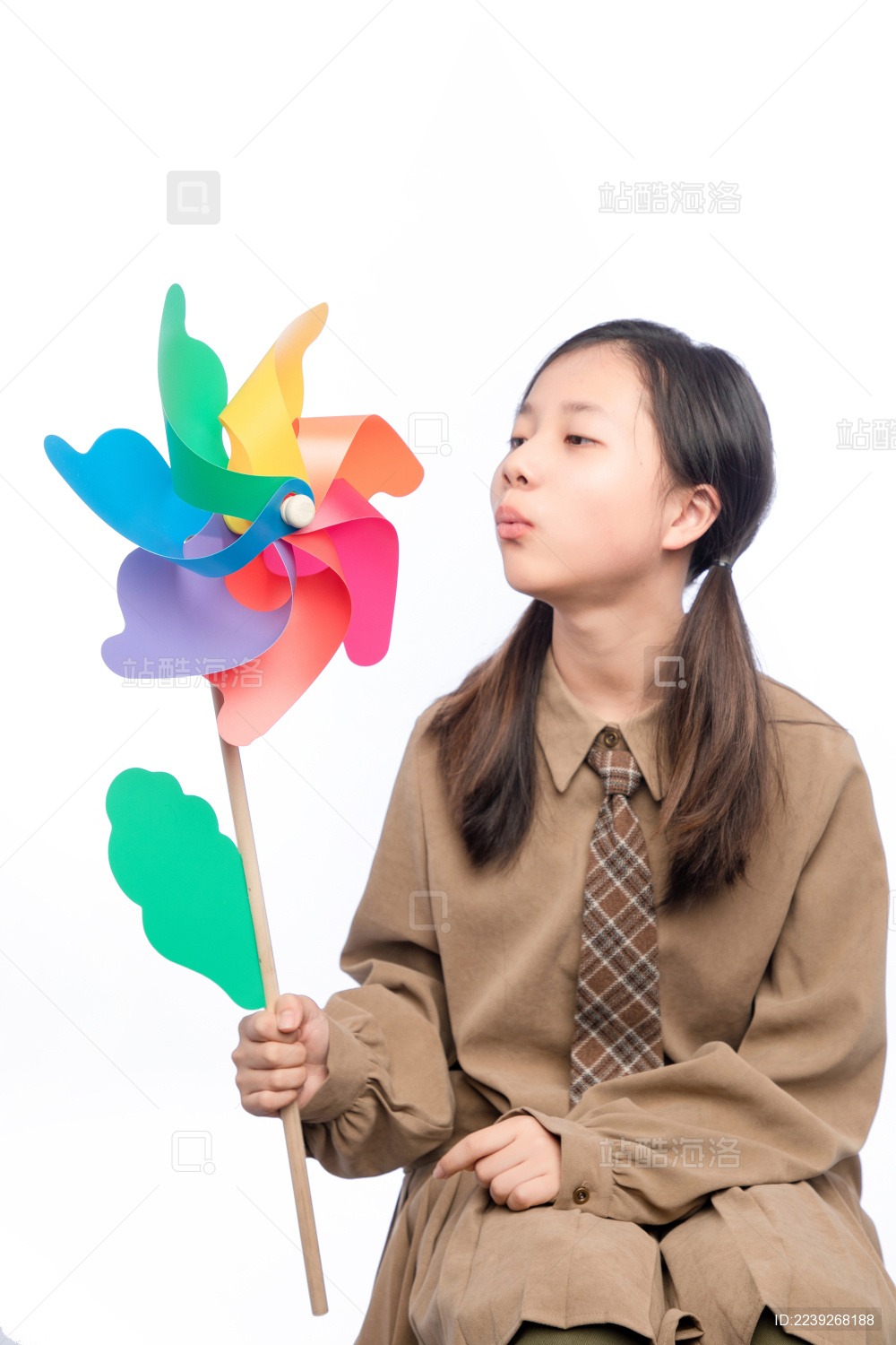 白色背景里 拿着风车的亚洲小女孩