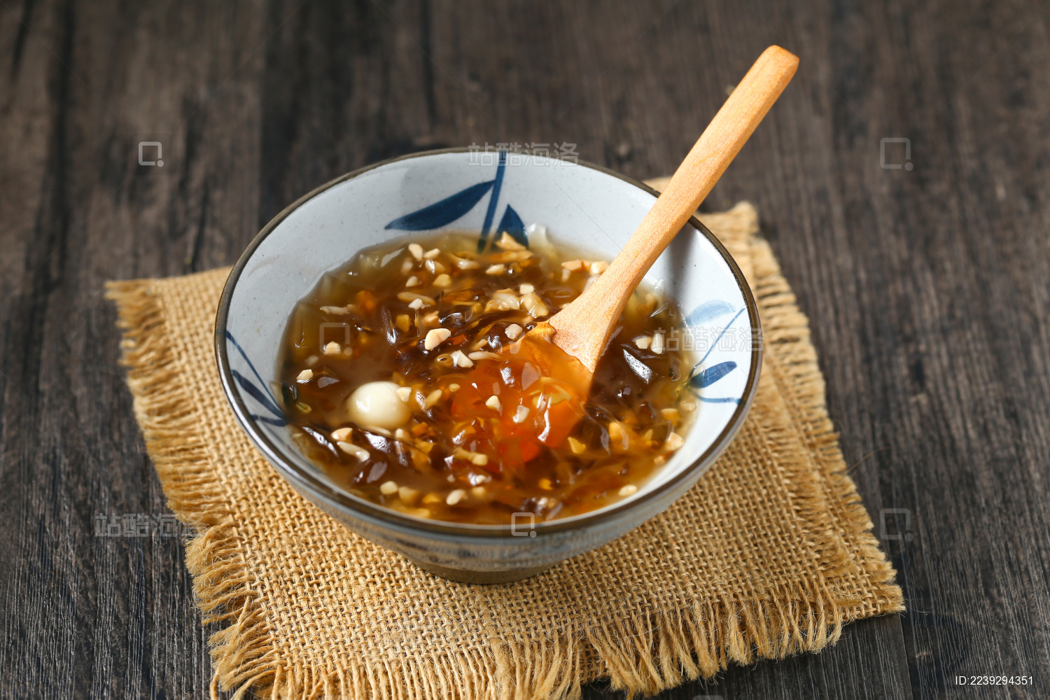 一碗冰粉放在木桌上