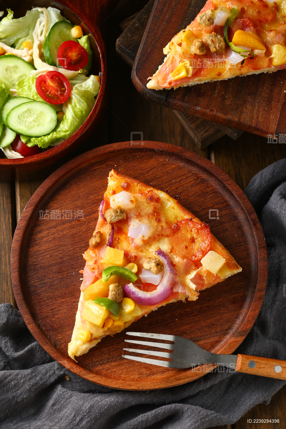 披萨饼放在木盘里和蔬菜沙拉