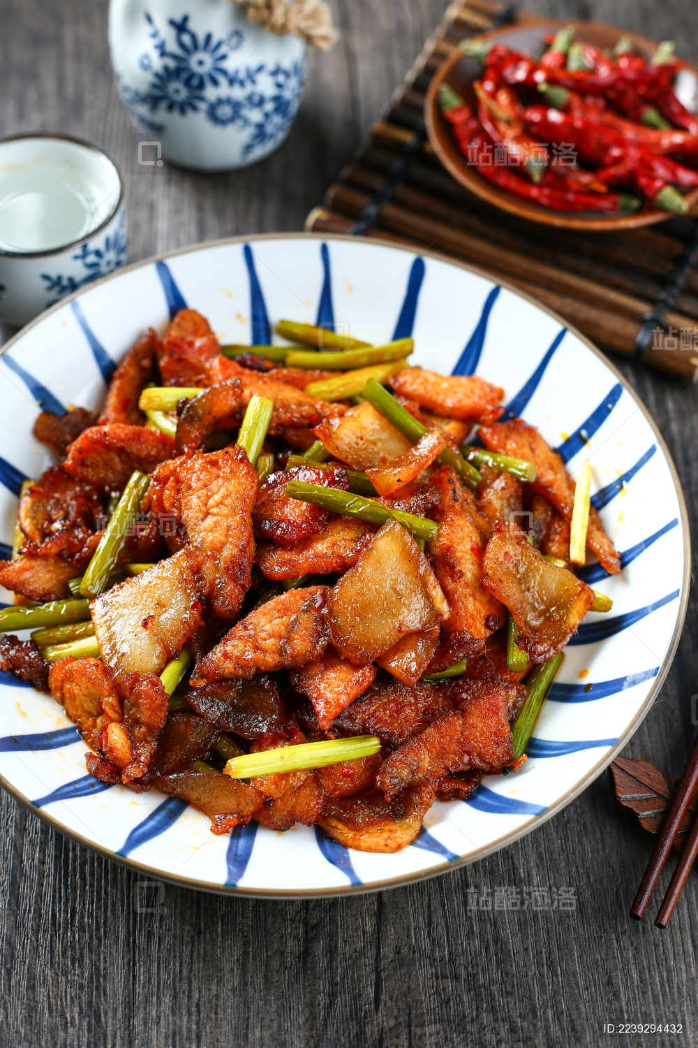 放在白色盘子里的回锅肉