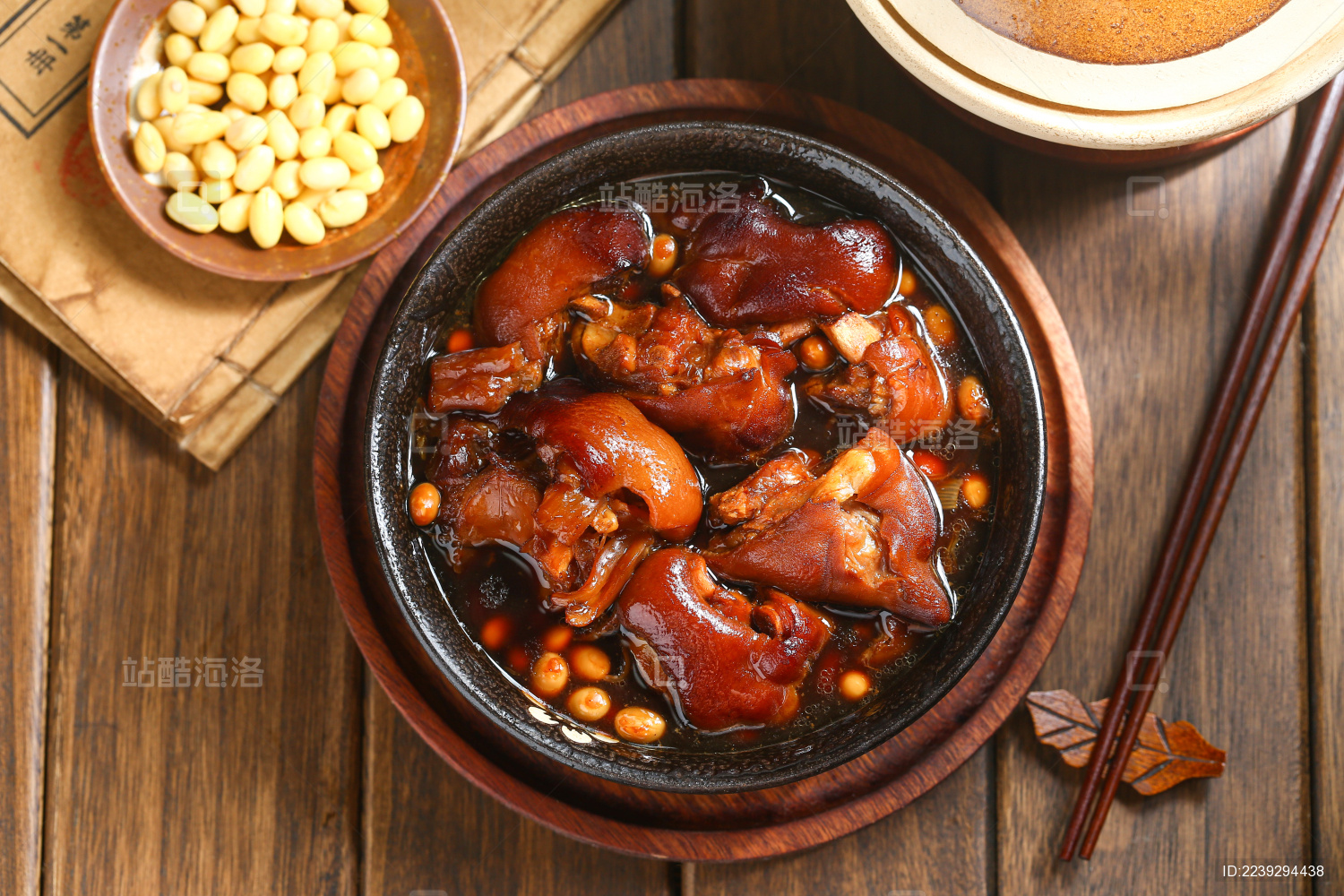 红烧猪蹄放在黑色大碗里