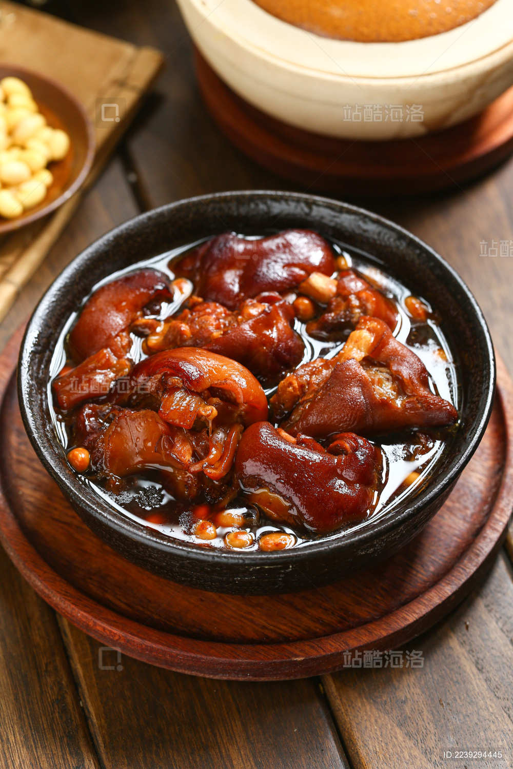 红烧猪蹄放在黑色大碗里