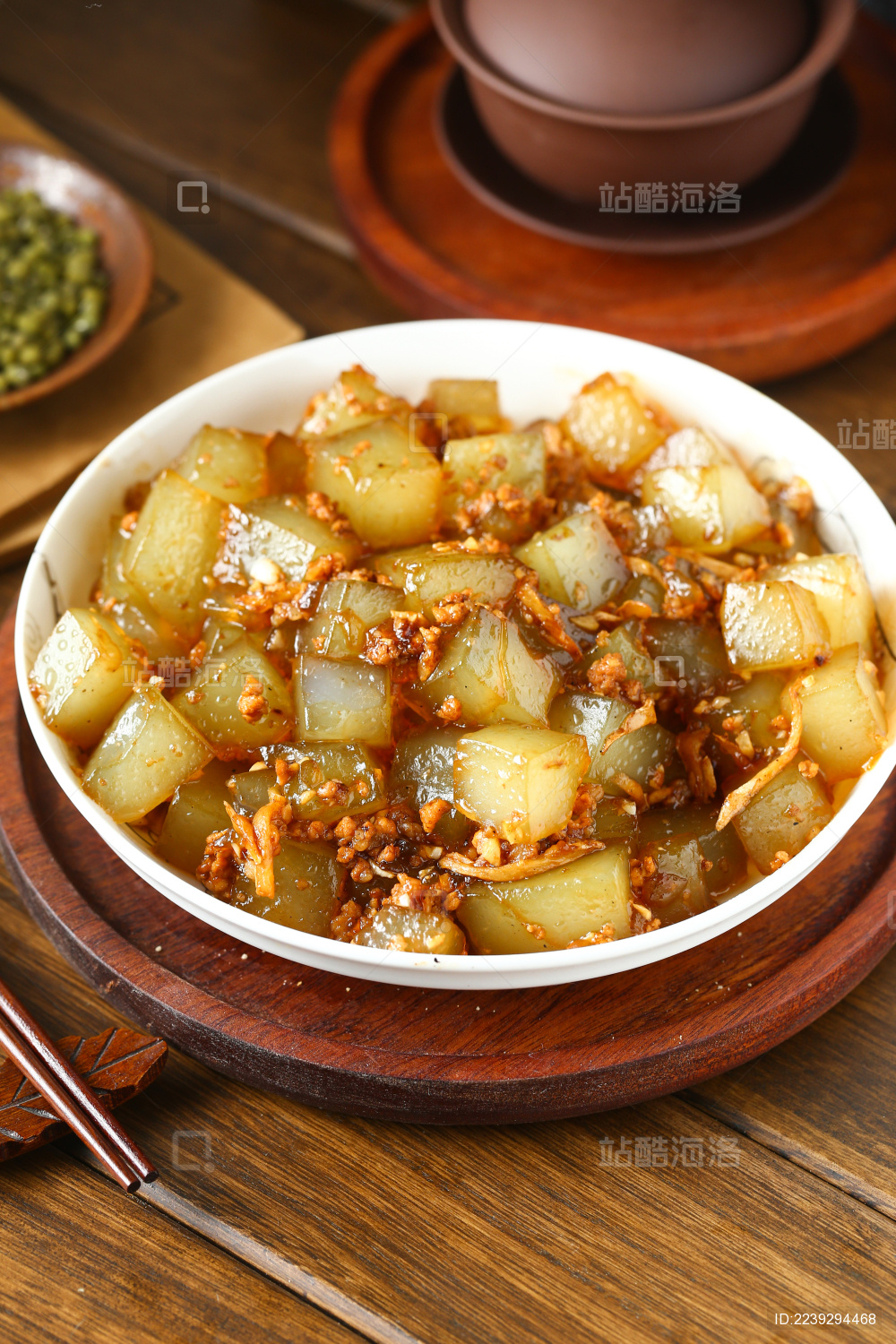 肉末凉粉放在白色盘子里