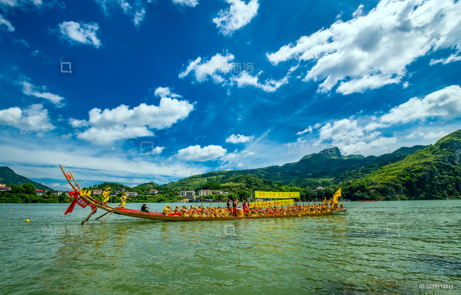 端午节江上划龙舟