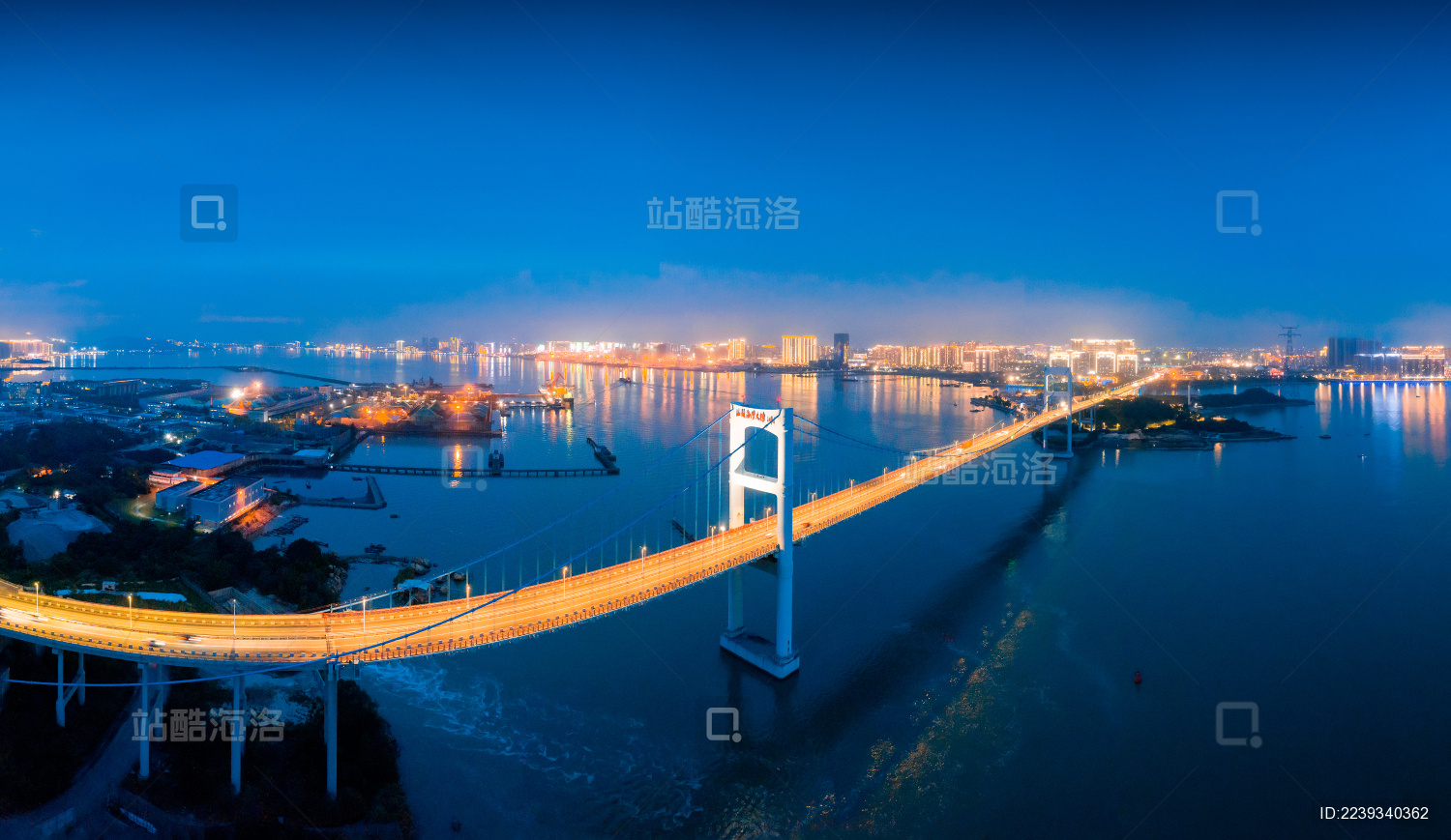 中国广东省汕头市汕头海湾大桥夜景